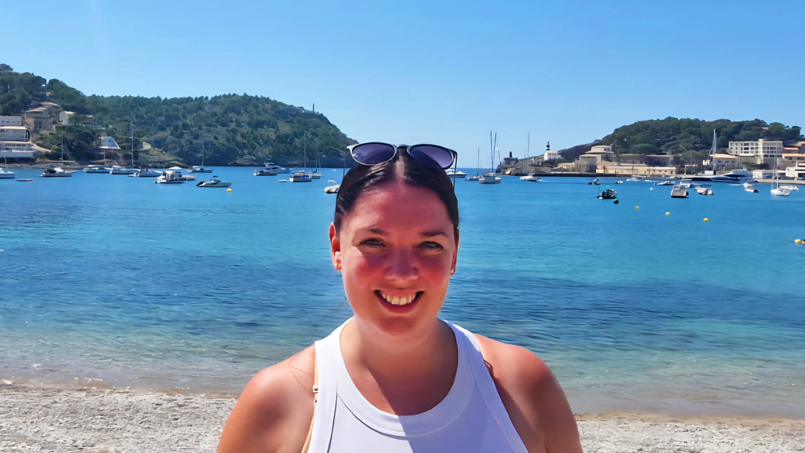 Berge & Meer Reiseexpertin und Autorin Kristina vor Strand- und Hafenkulisse